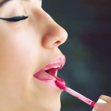Plumping Liquid Lipstick Červený krémový rúž