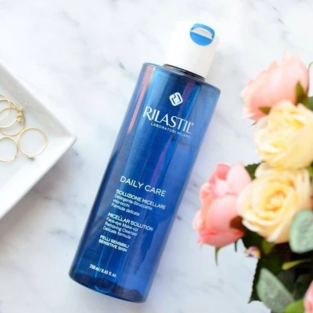 Denná starostlivosť Micelárna voda s minerálnym roztokom na čistenie a peeling 250 ml