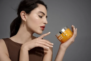 Peeling - zázrak na dosiahnutie rozjasnenej a vyhladenej pleti