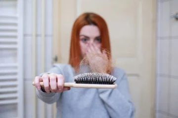 Vypadávanie vlasov zo stresu? 6 skrytých faktorov, ktoré za to môžu