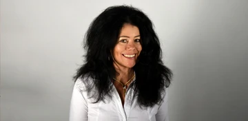 MUDr. Jurková radí: Ako účinne zastaviť padanie vlasov?